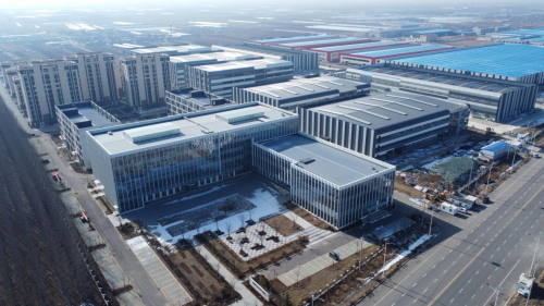 青岛市莱西高科技工业园巨峰产业化基地项目钢结构全面封顶(图2)