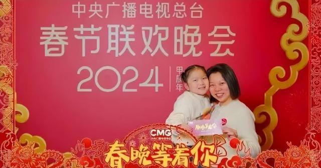 首次!被邀上春晚!脑瘫女孩豆豆、影老板、田鼠大婶他们才是闪闪发亮的明星(图3) 首次!被邀上春晚!脑瘫女孩豆豆、影老板、田鼠大婶他们才是闪闪发亮的明星(图3)