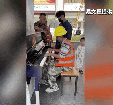 首次!被邀上春晚!脑瘫女孩豆豆、影老板、田鼠大婶他们才是闪闪发亮的明星(图20) 首次!被邀上春晚!脑瘫女孩豆豆、影老板、田鼠大婶他们才是闪闪发亮的明星(图20)