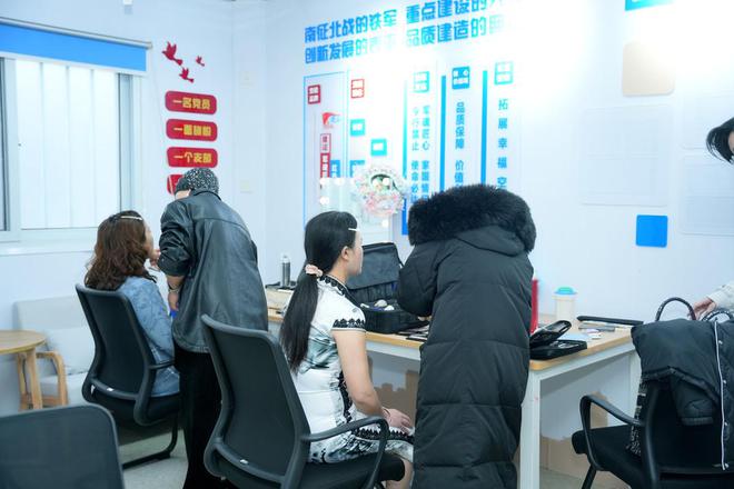 换下工装穿上旗袍建筑女工气质拉满！中建八局开展“奋进新时代 巾帼展风姿”喜庆三八节变装秀活动(图2)