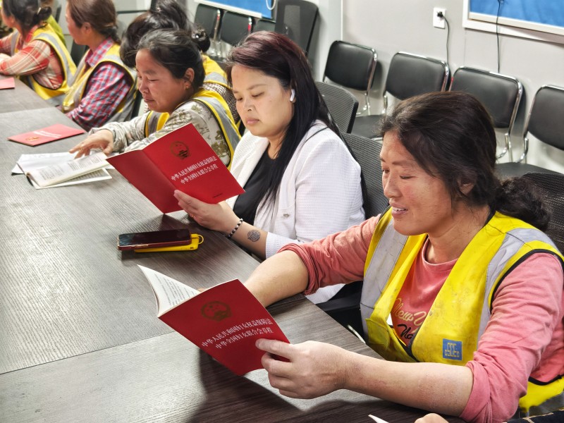 情系女工友·法在你身边——中建八局四公司装饰公司开展2024年女工友普法宣传月活动(图2) 情系女工友·法在你身边——中建八局四公司装饰公司开展2024年女工友普法宣传月活动(图2)