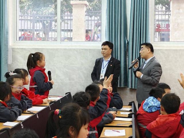 科技专家讲科普 四川自贡自流井光大街小学举办“未来之星”科普知识进校园活动