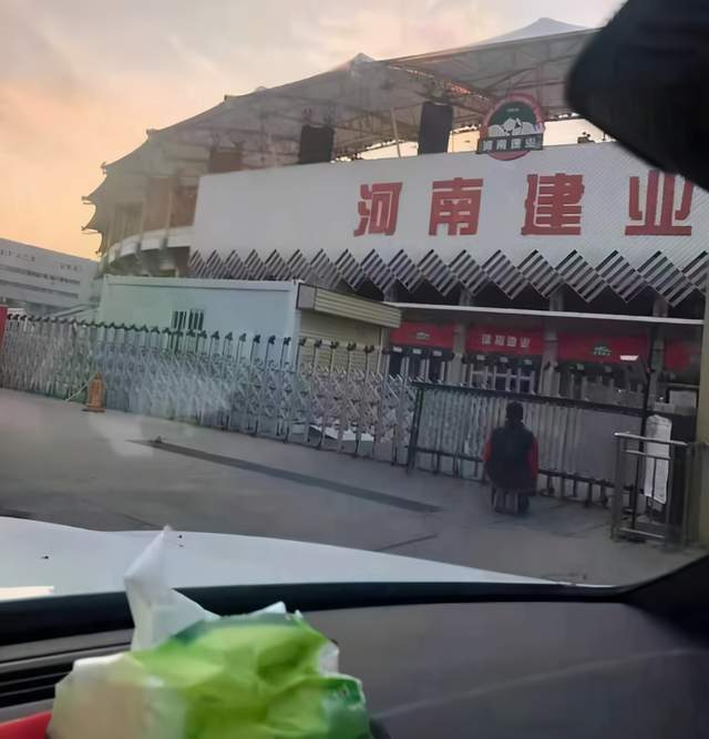 建业在利用河南球迷？死磕足协的做法只能让足协更加反感与坚定(图2)