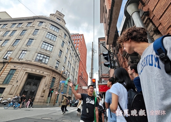 一场特别的Citywalk：读读建筑门上的字外国大学生深度游上海(图2)
