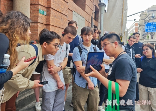 一场特别的Citywalk：读读建筑门上的字外国大学生深度游上海(图4)