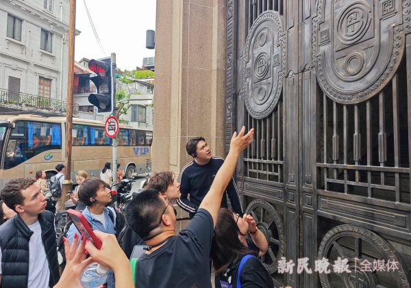 一场特别的Citywalk：读读建筑门上的字外国大学生深度游上海(图3)