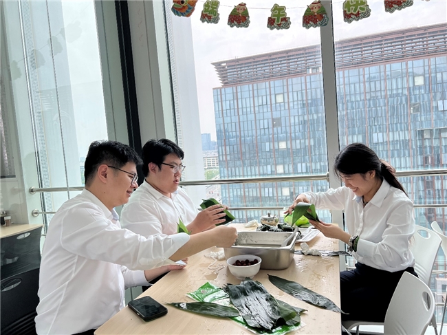 中建八局西北公司中原事业部及各项目组织开展“浓情过端午”主题活动(图2) 中建八局西北公司中原事业部及各项目组织开展“浓情过端午”主题活动(图2)