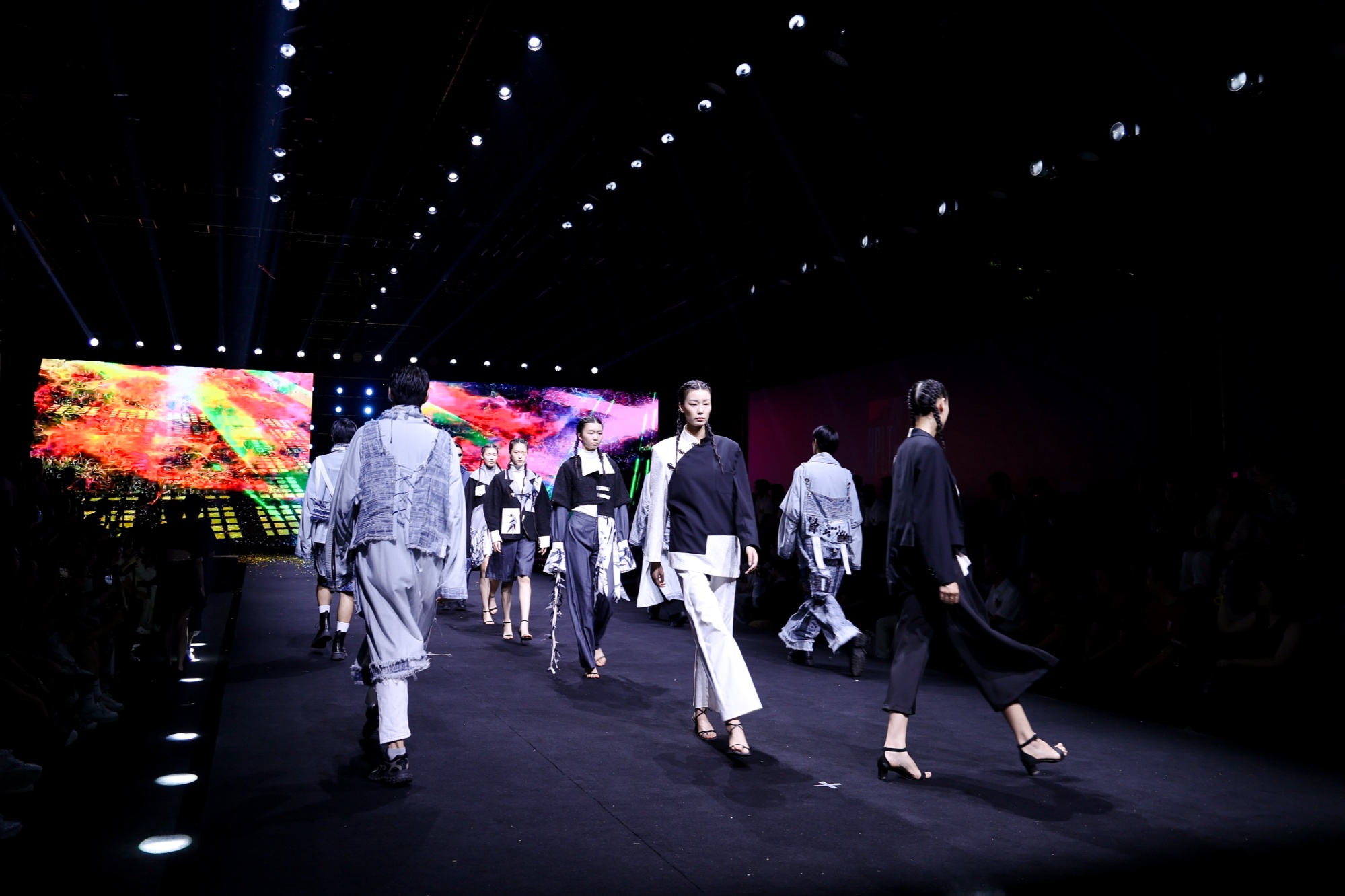 第七届中国·汉正街服装服饰博览会暨2024龙腾国际时尚男装周开幕(图3)