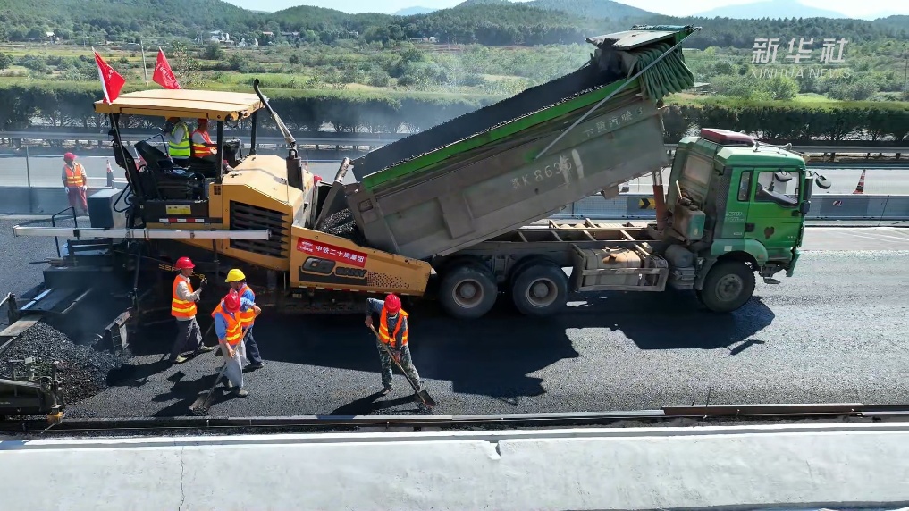 湖北：国庆假期不停歇 重点工程抢进度