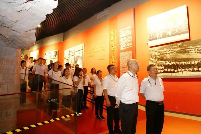 中国建筑材料联合会党委赴红旗渠开展主题党日活动