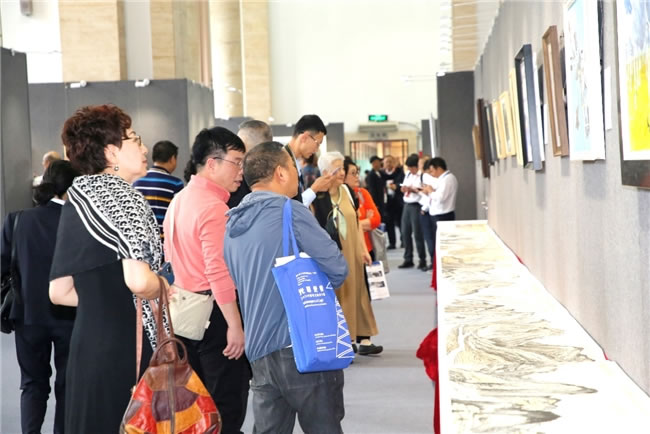 “光明使者——2024 中国电力美术大展”在京开幕(图7) “光明使者——2024 中国电力美术大展”在京开幕(图7)