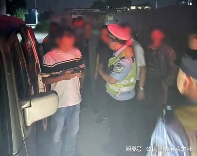 石家庄公安交警严查超员违法行为确保道路交通安全(图4) 石家庄公安交警严查超员违法行为确保道路交通安全(图4)