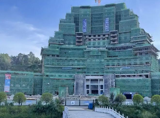 负债400亿!却花2亿修建“天下第一水司楼”多家接手公司跑路(图5) 负债400亿!却花2亿修建“天下第一水司楼”多家接手公司跑路(图5)