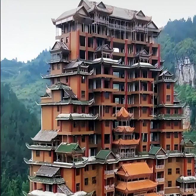 负债400亿!却花2亿修建“天下第一水司楼”多家接手公司跑路(图18) 负债400亿!却花2亿修建“天下第一水司楼”多家接手公司跑路(图18)