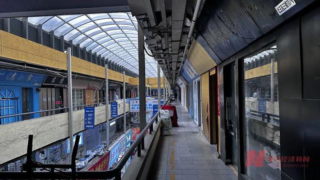 柯桥纺织交易市场人气下降商家经营分化 轻纺城:先拢市、再造市(图3) 柯桥纺织交易市场人气下降商家经营分化 轻纺城:先拢市、再造市(图3)